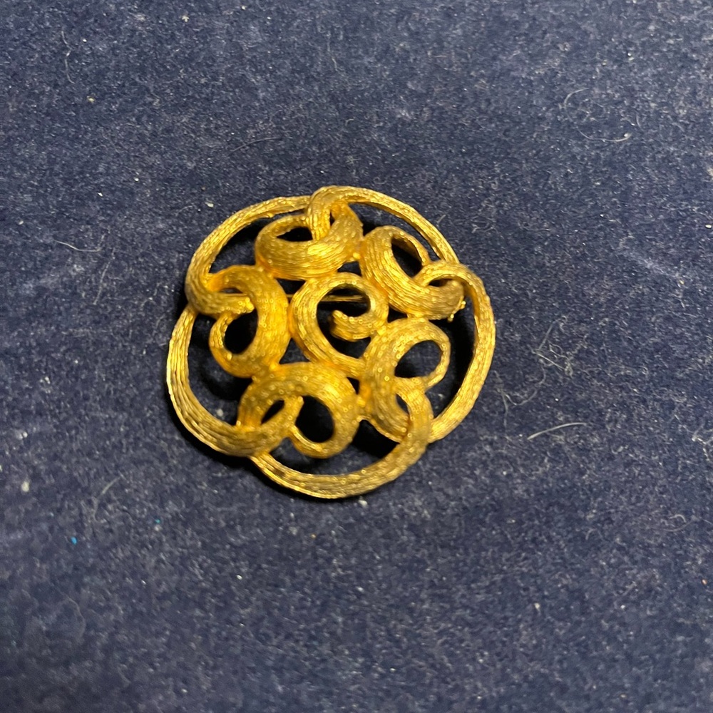 Sarah Coventry Vintage 1970s Gold-Tone Filigree Circle Brooch - Classic